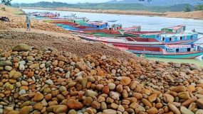 লোভাছড়ায় এসেছে পাথরবাহী নৌযান, করোনা রেড জোনের শঙ্কা