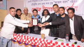 পরিচালক ও নাট্য অভিনেতা কামাল আহমেদ দূর্জয়ের সম্মাননা পদক লাভ