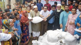 বানবাসী বন্যার্তদের মাঝে মালেকা বেগম ফাউন্ডেশনের ত্রাণ সামগ্রী বিতরণ