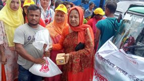 সুনামগঞ্জে বন্যা কবলীত এলাকায় যুব মৈত্রীর কেন্দ্রীয় সাংগঠনিক সম্পাদক’র ত্রাণ বিতরণ