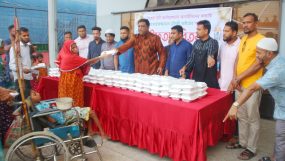 বরইকান্দিতে আনোয়ারুজ্জামান চৌধুরীর ইফতার বিতরণ