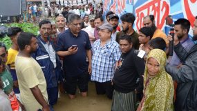 পানিবন্ধী মানুষের পাশে আনোয়ারুজ্জামান চৌধুরী