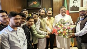 মেয়র আনোয়ারুজ্জামান চৌধুরীর সাথে “শিক্ষার্থীদের পাশে সারা বাংলা” সংগঠনের সৌজন্য সাক্ষাৎ