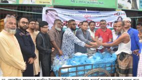 আশ্রয় কেন্দ্রে মহানগর বিএনপির খাবার বিতরণ