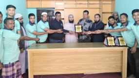 গোলাপগঞ্জে আল-আক্বসা ফাউন্ডেশনের সম্মাননা স্মারক প্রদান