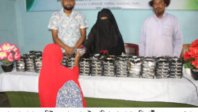 আল-মাদরাসাতু মুহিউস সুন্নাহ আল-ইসলামিয়া মাদরাসায় ব্রিটিশ নাগরিক তানজিনা খাতুনের খাবার বিতরণ