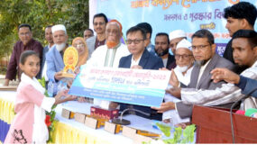 শিক্ষার্থীদের মাঝে সনদ ও পুরষ্কার প্রদানকালে খন্দকার মুক্তাদির শিশুর মেধা বিকাশে; মেধাবৃত্তির গুরুত্ব অসীম