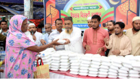 ৪ শতাধিক রোজাদারদের মাঝে জিতু মিয়া পয়েন্ট ব্যবসায়ী সমিতির ইফতার বিতরণ
