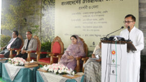 তাঁতশিল্প মেলার উদ্বোধনকালে বস্ত্র, পাট, শিল্প ও বাণিজ্য মন্ত্রী খন্দকার মুক্তাদির