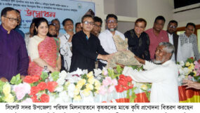 সদর উপজেলায় কৃষি প্রণোদনা বিতরণকালে বাণিজ্য, শিল্প এবং বস্ত্র ও পাটমন্ত্রী খন্দকার মুক্তাদির