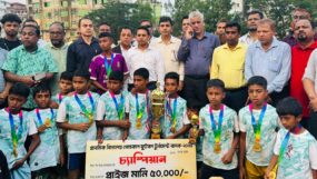 প্রাথমিক বিদ্যালয় গোল্ডকাপ ফুটবল টুর্নামেন্ট বিজয়ী বালকদলকে  মন্ত্রী আরিফুল হক চৌধুরীরর অভিনন্দন