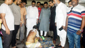 দুর্বৃত্তের হামলায় আহত ব্যবসায়ীর শয্যাপাশে দোকান মালিক সমিতি সিলেট জেলা শাখার নেতৃবৃন্দ
