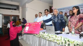 ফ্যামিলি কার্ড নিয়ে বসে থাকলে হবে না, আয়বর্ধক কাজ করতে হবে: শ্রমমন্ত্রী আরিফুল হক চৌধুরী