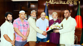 বিসিবি পরিচালক নির্বাচিত হওয়ায় সিসিক প্রশাসককে সিলেট মহানগর ব্যবসায়ী ঐক্য কল্যাণ পরিদের ফুলেল শুভেচ্ছা