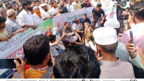 শাহজালাল মাজারের জবাবদিহি ও সাবেক ডিসি সারওয়ার আলমকে পুনর্বহালের দাবিতে সিলেটে সমাবেশ ও রাস্তা অবরোধ