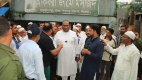 সিসিক ২০ নম্বর ওয়ার্ড পরিদর্শনকালে সিসিক প্রশাসক; লাকড়িপাড়ার জলাবদ্ধতা নিরসনে প্রয়োজনীয় ব্যবস্থা নেওয়া হবে