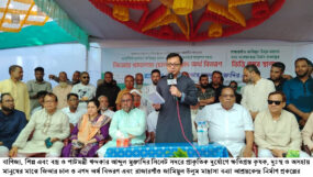 সদরে চাল ও নগদ অর্থ বিতরণকালে বাণিজ্য, শিল্প, বস্ত্র ও পাটমন্ত্রী খন্দকার মুক্তাদির, এমপি