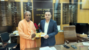 নতুন ডিসির হাতে রথযাত্রার নিমন্ত্রণ তুলে দিলেন মহারাজ
