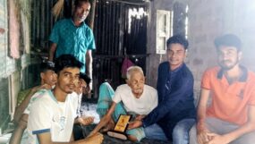 নবীগঞ্জে শতবর্ষী ও চিরকুমার মুকুন্দ চন্দ্র দাসকে ‘সনাতন-দীননাথ কল্যাণ ট্রাস্ট’-এর সম্মাননা স্মারক প্রদান