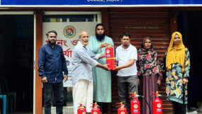 অগ্নিঝুঁকি মোকাবিলায় কলোনির মালিক ও কেয়ারটেকারদের মাঝে ফায়ার এক্সটিংগুইশার বিতরণ