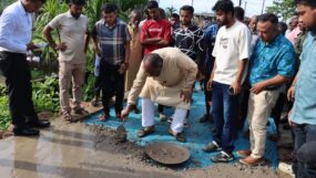 সড়ক নির্মাণ প্রকল্প পরিদর্শনকালে সিসিক প্রশাসক