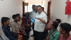 পাসপোর্ট অফিসে সেবাগ্রহীতাদের অভিজ্ঞতা শুনলেন এমদাদ হোসেন