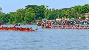 গোলাপগঞ্জের কুশিয়ারা নদীতে উৎসবমুখর নৌকা বাইচ