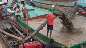 প্রাণ-প্রকৃতি-পরিবেশ; মৃত চেলায় দিনরাত ড্রেজার, ৪৮ ঘণ্টায় ২০ কোটি টাকার বালু লুটের অভিযোগ, দেখার কেউ নেই