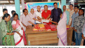 দলদলি চা-বাগান মণ্ডপে পূজা পরিষদের বস্ত্র বিতরণ