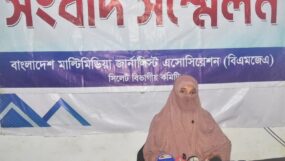 সিলেটে স্বামীর পরকীয়া, শারীরিক নির্যাতন ও ১০ লাখ টাকা যৌতুক দাবির বিরুদ্ধে স্ত্রীর সংবাদ সম্মেলন