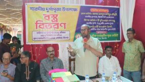 দুর্গাপূজা উপলক্ষে বস্ত্র বিতরণ অনুষ্ঠানে সিসিক প্রশাসক